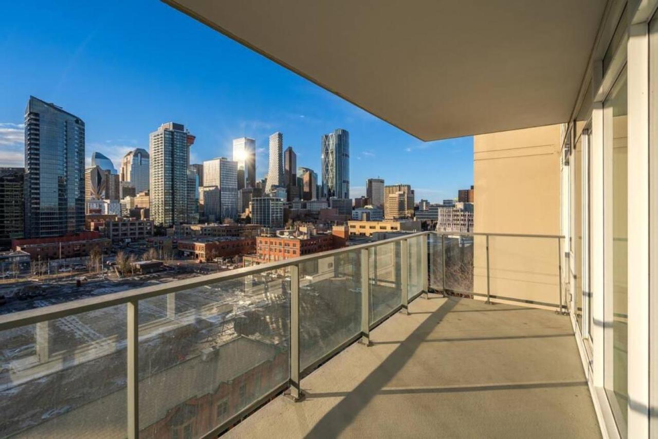 Luxury Apartment On The 9Th Floor Near Stampede, Complimentary Wine, 2 Car Ug Parking Calgary Exterior photo
