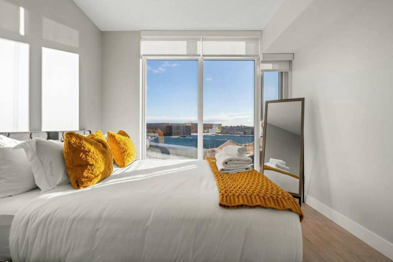 Luxury Apartment On The 9Th Floor Near Stampede, Complimentary Wine, 2 Car Ug Parking Calgary Exterior photo