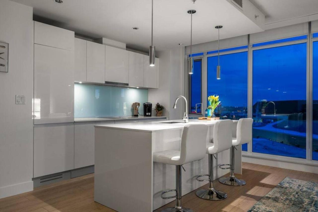 Luxury Apartment On The 9Th Floor Near Stampede, Complimentary Wine, 2 Car Ug Parking Calgary Exterior photo