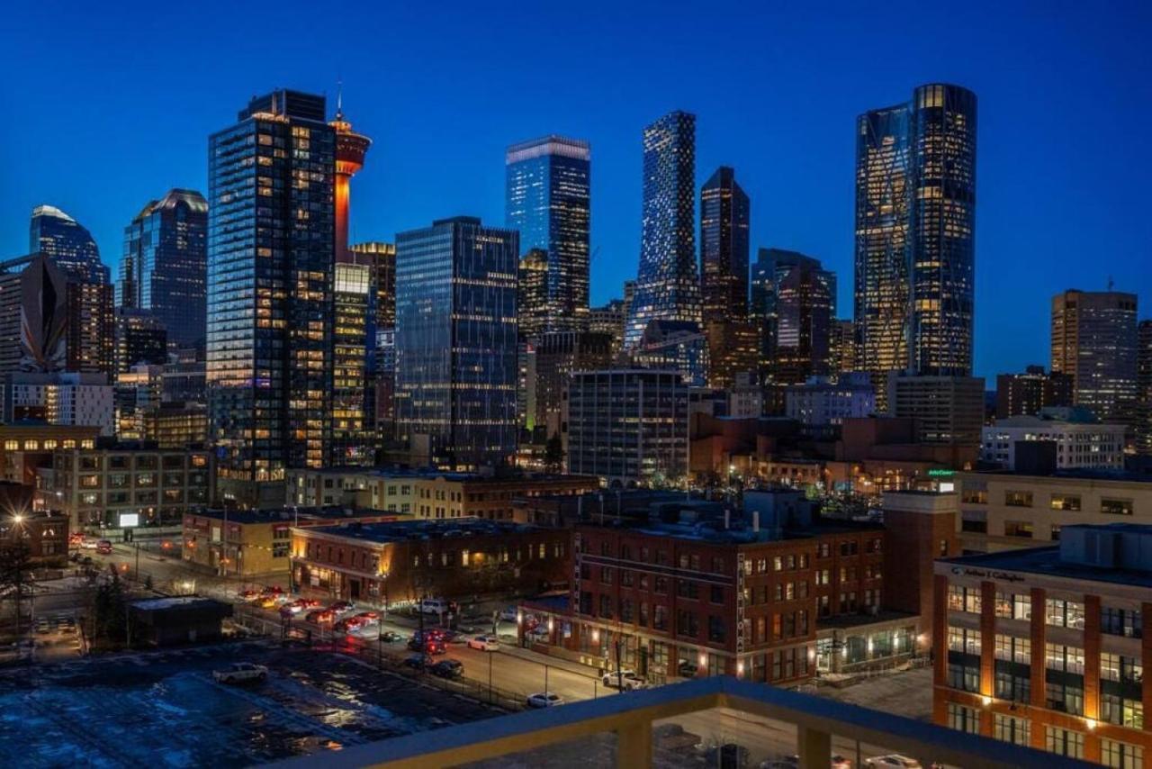 Luxury Apartment On The 9Th Floor Near Stampede, Complimentary Wine, 2 Car Ug Parking Calgary Exterior photo