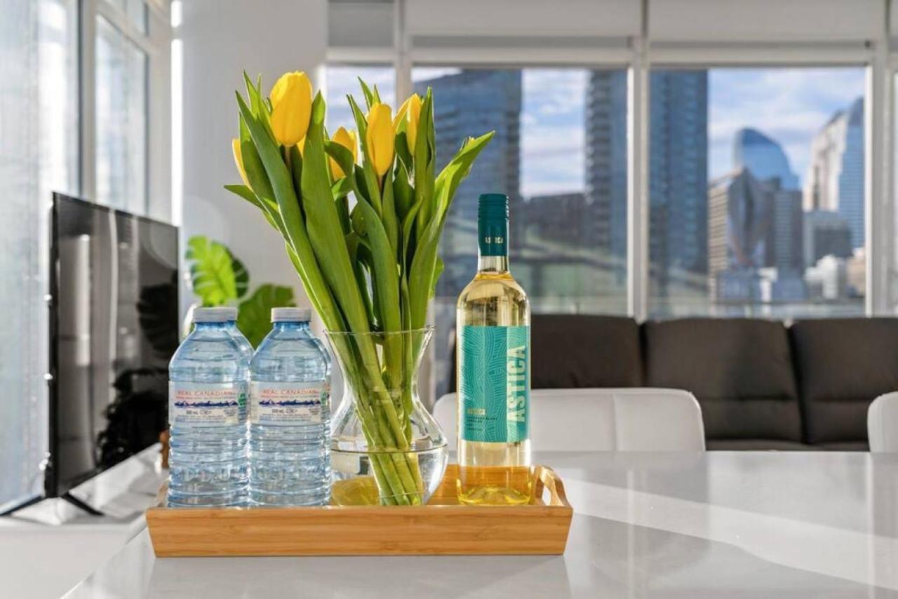 Luxury Apartment On The 9Th Floor Near Stampede, Complimentary Wine, 2 Car Ug Parking Calgary Exterior photo