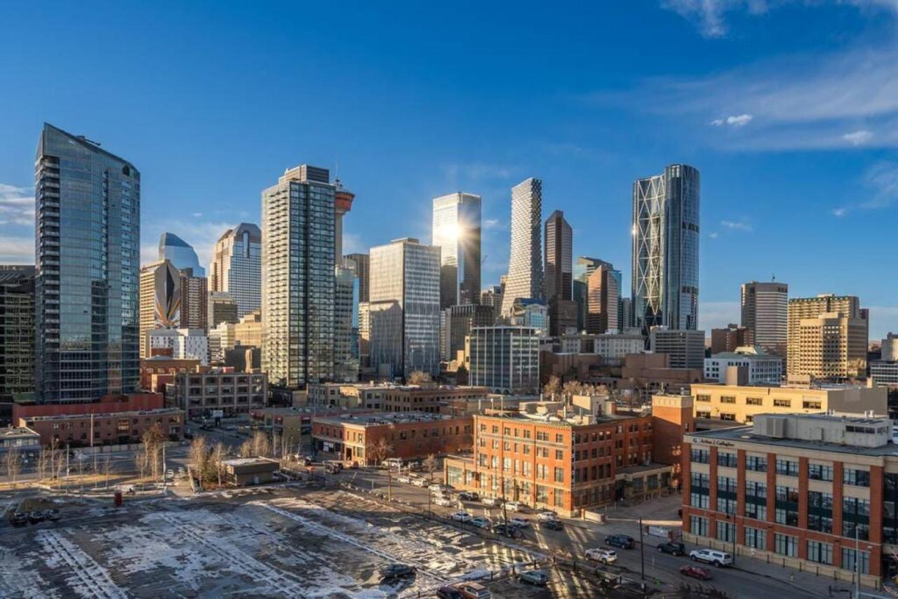 Luxury Apartment On The 9Th Floor Near Stampede, Complimentary Wine, 2 Car Ug Parking Calgary Exterior photo