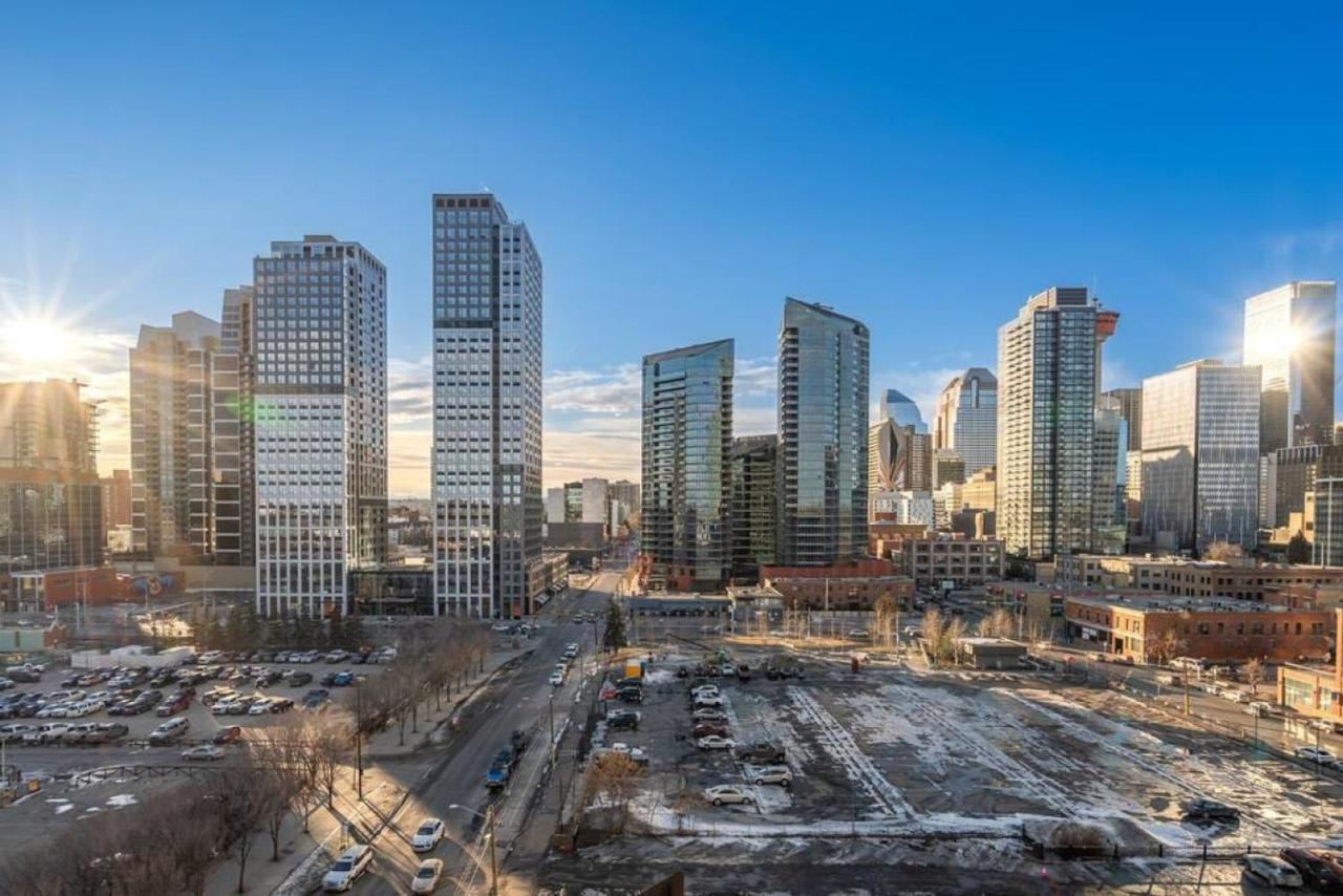 Luxury Apartment On The 9Th Floor Near Stampede, Complimentary Wine, 2 Car Ug Parking Calgary Exterior photo