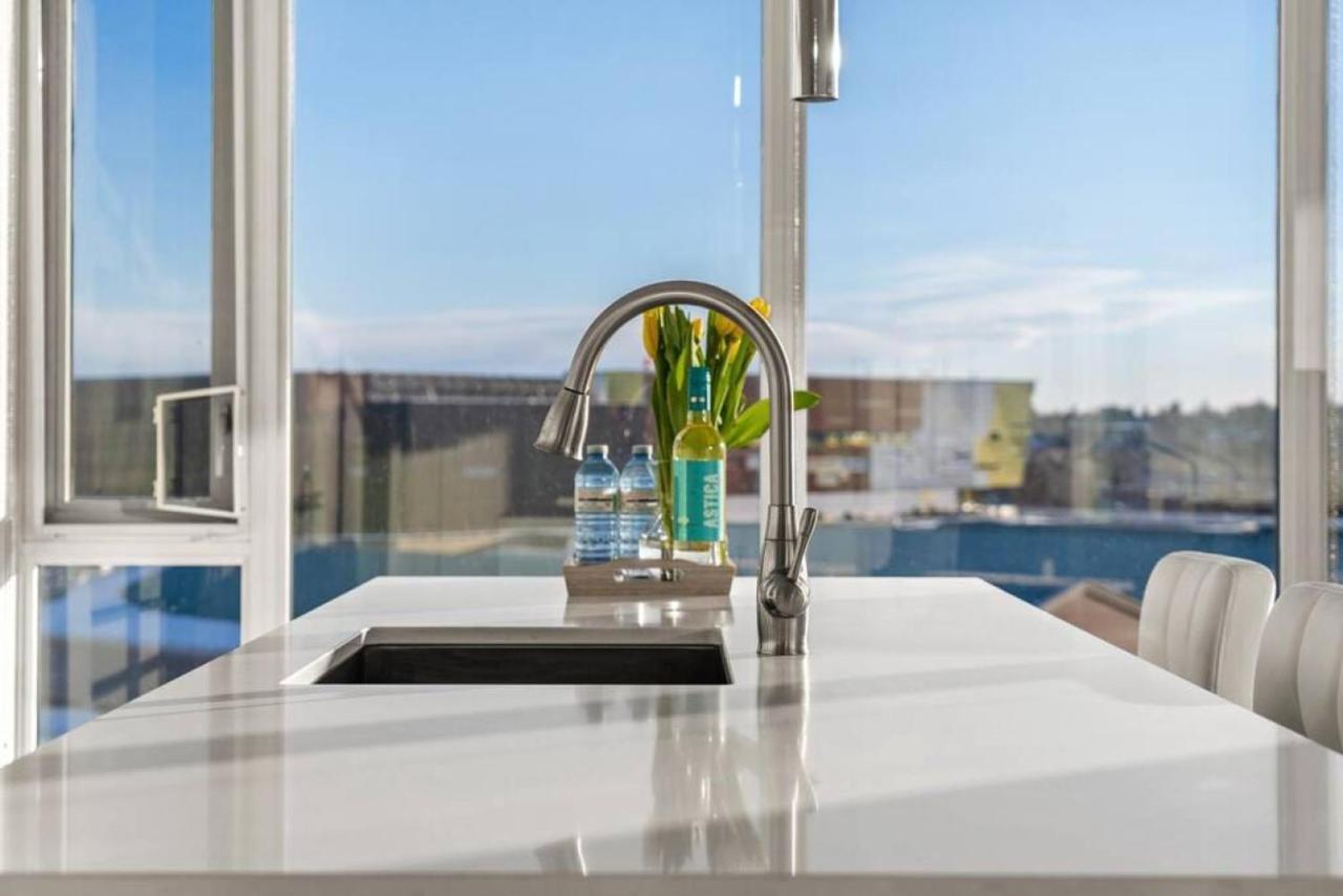 Luxury Apartment On The 9Th Floor Near Stampede, Complimentary Wine, 2 Car Ug Parking Calgary Exterior photo