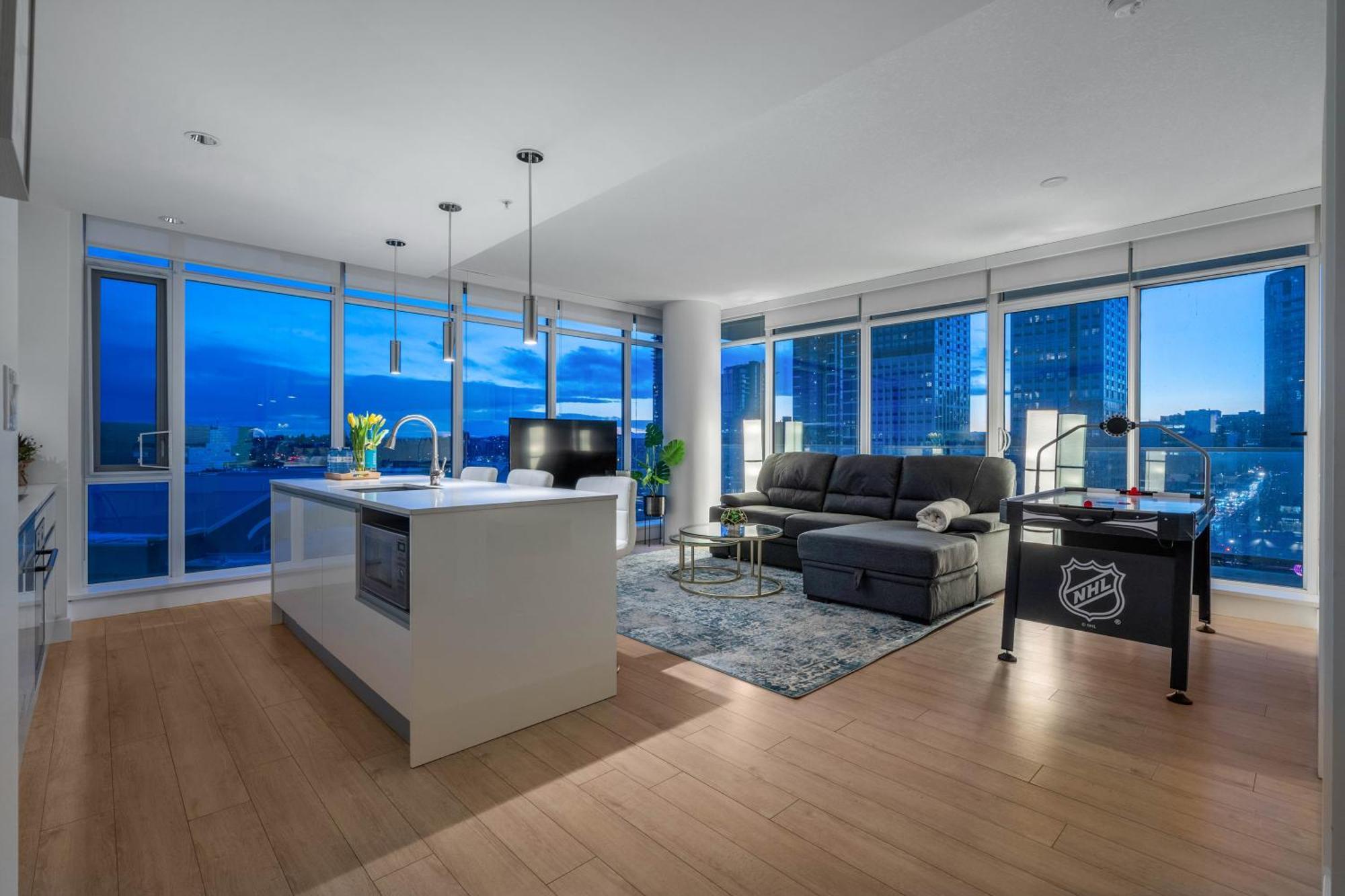 Luxury Apartment On The 9Th Floor Near Stampede, Complimentary Wine, 2 Car Ug Parking Calgary Exterior photo
