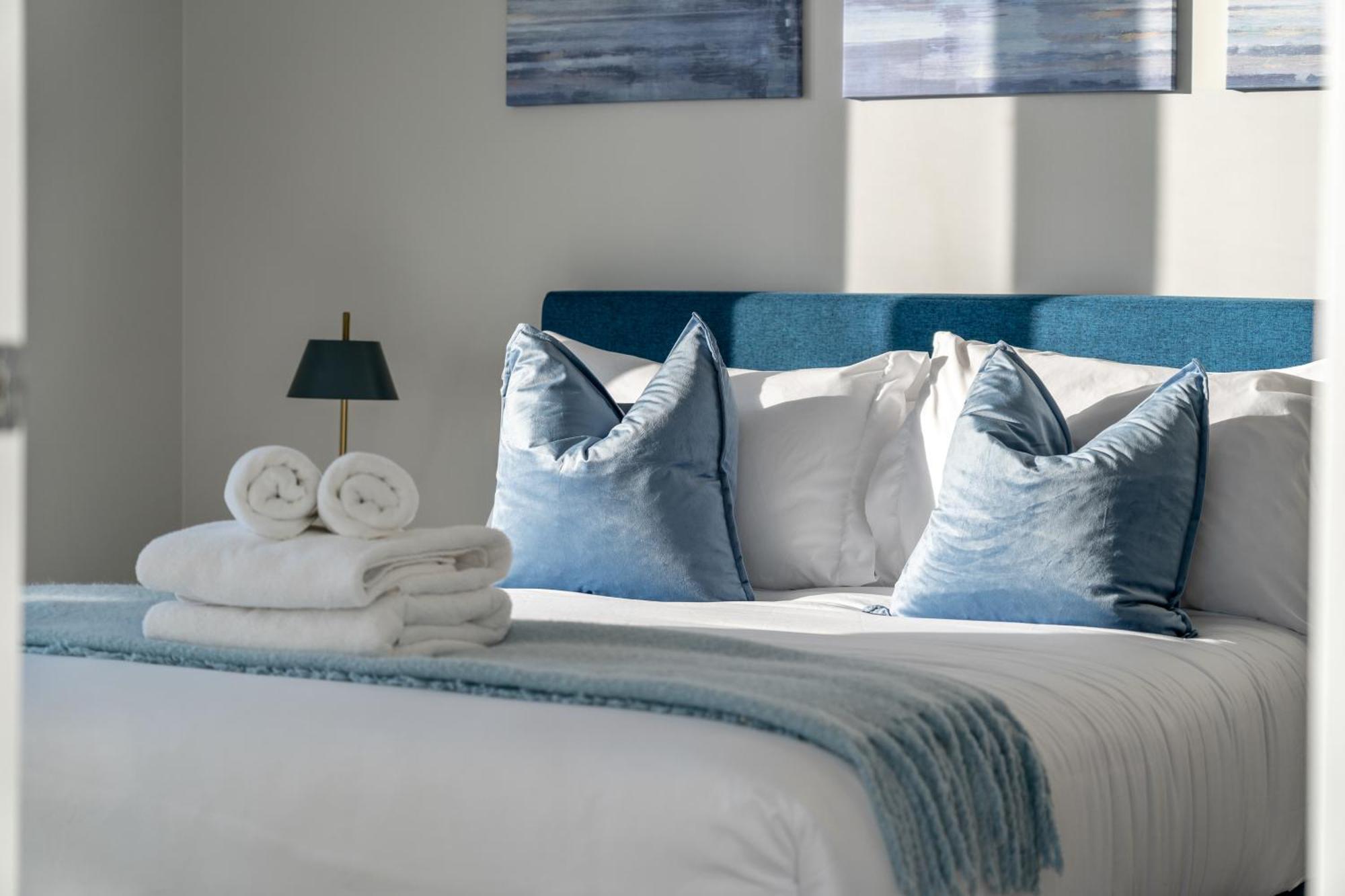 Luxury Apartment On The 9Th Floor Near Stampede, Complimentary Wine, 2 Car Ug Parking Calgary Exterior photo